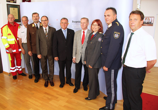 Das Programm des „Tags der Sicherheit“ in Güssing stellten Hans Niessl und Franz Steindl mit den Rettungs-, Hilfs- und Einsatzorganisationen in Eisenstadt vor. | Foto: Landesmedienservice