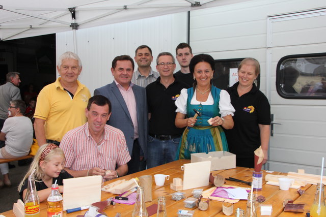 Bürgermeister von Schachendorf, Adalbert Resetar, LAbg. Reinhard Jany, Vizebgm. Ing. Gernot Mager,  LR Mag. Michaela Resetar, Linette und Martin Stangl, Vbgm. Herwig Dorner, GR Roman Milisits und GR Marianna Herics beim Familienfest in Schandorf. | Foto: Michaela Tesch-Wessely