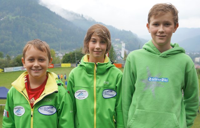 Ihr erster großer Erfolgs-Auswärtsbewerb im Spezialsprunglauf: Robin Ulm, von links, Nina Doppelreiter und David Haagen, alle ESV Mürzzuschlag.