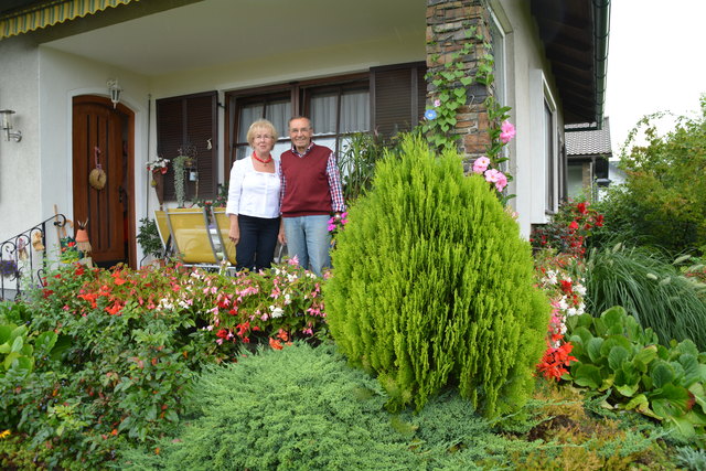 Die Eheleute fühlen sich in ihrem Garten in Wieselburg so richtig wohl und verbringen daher viel Zeit an diesem Ort.
