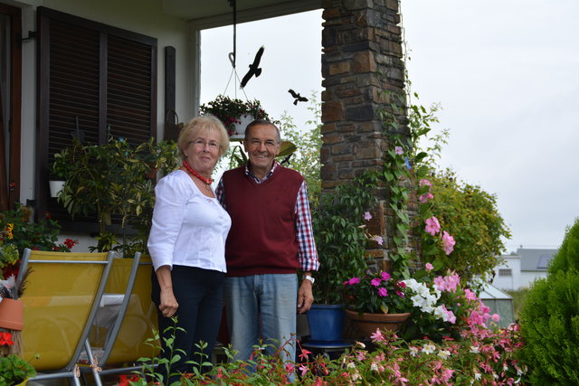 Die Eheleute fühlen sich in ihrem Garten in Wieselburg so richtig wohl und verbringen daher viel Zeit an diesem Ort.