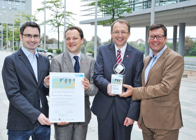 DI Gregor Gradnitzer und DI Jens de Buck von der Stadtplanung, Bürgermeister Mag. Matthias Stadler und Stadtrat Robert Laimer freuen sich über den Mobilitätspreis für die Landeshauptstadt. | Foto: mss/Vorlaufer