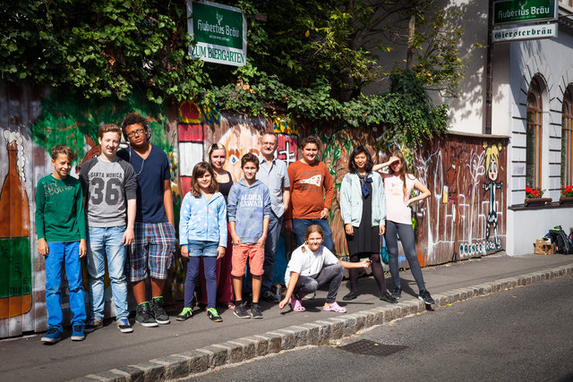 V-l.n.r.: Theo, Konstantin, Luca, Amelie, Jaqueline, Tim, Alois Schober (Betreiber Giersterbräu), David, Patricia, Hoa Luo (Kursleiterin), Naomi | Foto: Foto: Dewanger/Zeichenfabrik