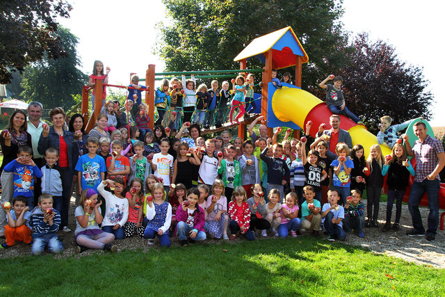 Tieschens Kindergarten- und Volksschulkinder erfreuten sich an den neuen Spielgeräten und frischen Äpfeln. | Foto: Walter Spätauf