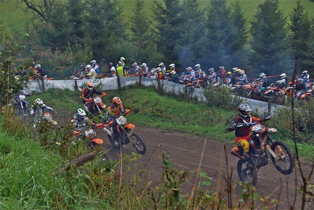 Die Brücke ist beim Enduro-ÖM-Finale in St. Georgen o. J. das erste Nadelöhr. | Foto: ai-