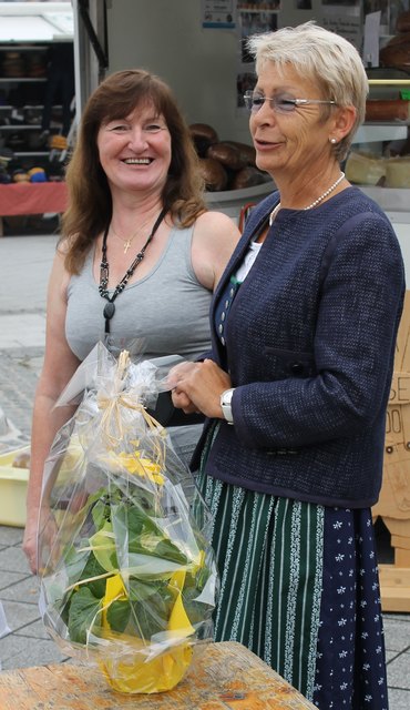 Wochenmarkt-Organisatorin Resi Kirchleitner mit Bürgermeisterin Christine Dünwald. | Foto: Hofecker