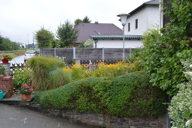 Ein wahres Blütenmeer verzaubert die Sinne, wenn man im Garten der Familie verweilt.