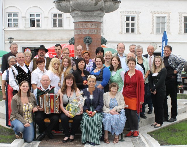 Die Standler des Scheibbser Wochenmarkts mit Bürgermeisterin Christine Dünwald, Stadtamtsdirektor Gerhard Nenning, Wirtschaftsbundobmann August Höllmüller und Organisatorin Resi Kirchleitner. | Foto: Hofecker