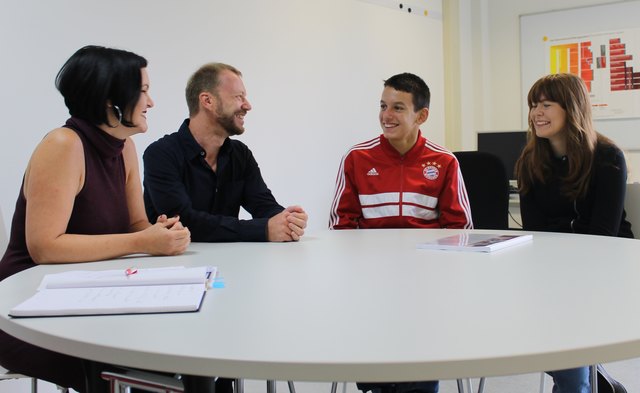 Andrea Fechter und Ewald Samhaber mit Darko und Sabrina. | Foto: Volkshilfe