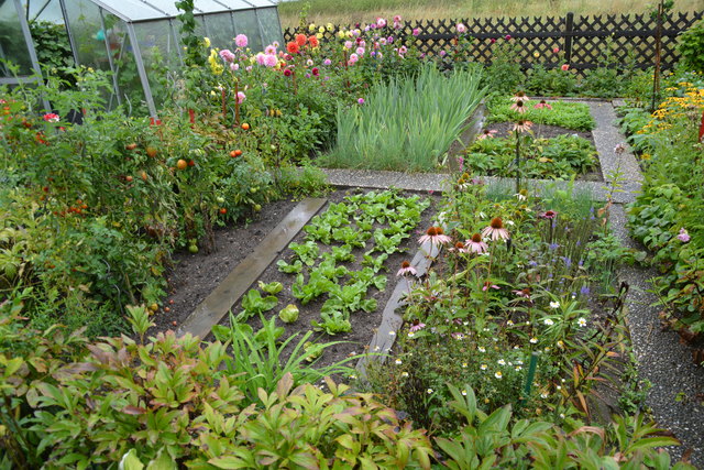 Ein wahres Blütenmeer verzaubert die Sinne, wenn man im Garten der Familie verweilt.