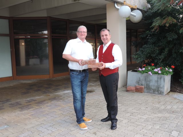 Stein für Stein zum Erfolg: Stadtrat Peter Spicker (l.) und Stadtchef Rupert Dworak vor der künftigen Lernwerkstatt. | Foto: Stadtgemeinde