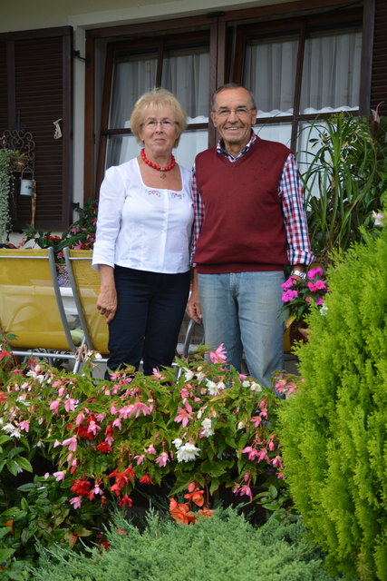 Die Eheleute fühlen sich in ihrem Garten in Wieselburg so richtig wohl und verbringen daher viel Zeit an diesem Ort.