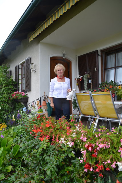 Silvia Putschögl genießt ihren Garten in Wieselburg, im Winter geht bastelt sie aus getrockeneten Pflanzen dekorative Geschenke.