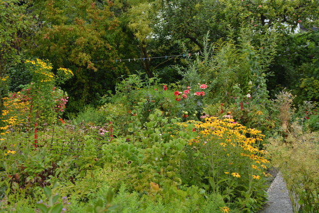 Ein wahres Blütenmeer verzaubert die Sinne, wenn man im Garten der Familie verweilt.