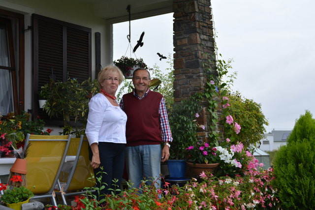 Die Eheleute fühlen sich in ihrem Garten in Wieselburg so richtig wohl und verbringen daher viel Zeit an diesem Ort.