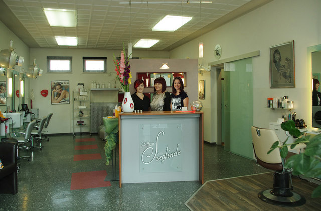 Runder Geburtstag: Jenny, Inhaberin Sieglinde Tscherk und Karoline danken ihren Kunden | Foto: Coiffeur Sieglinde