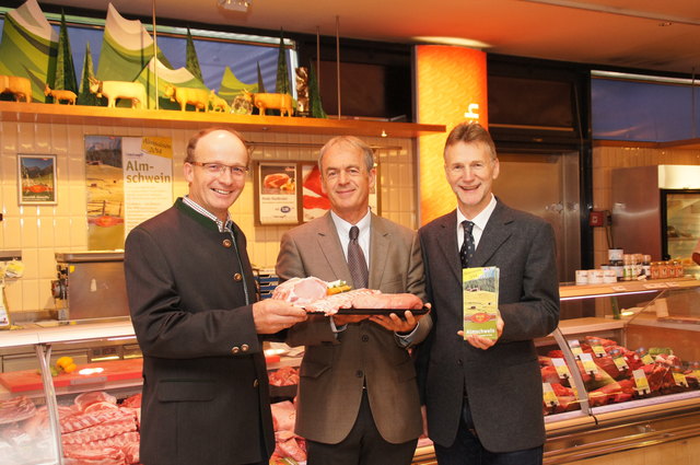 Bernhard Kössler (Alpe Verwall Tanun), Hans Plattner (Metzgerei HÖRTNAGL) und DI Wendelin Juen (Agrarmarketing Tirol) präsentieren das schmackhafte Fleisch des Almschweins