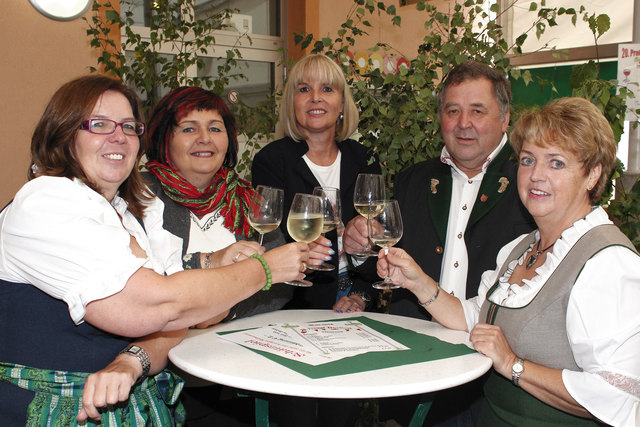 Christa Glaser, Sabine Rosenkranz, NAbg. Andrea
Gessl-Ranftl, Bgm. Werner Scheer, Vizebgm. Othilie Kraller (v.l.) | Foto: KK