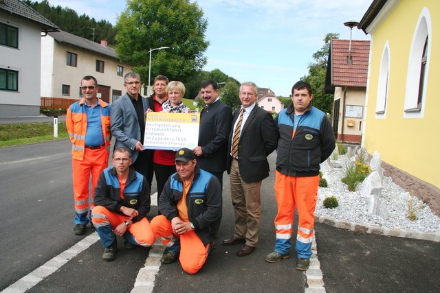 Personen am Bild von links nach rechts: 
Im Vordergrund: Reinhard Lang und Alexander Brugger von der Straßenmeisterei Gföhl;
Im Hintergrund: Robert Lemp (Straßenmeisterei Gföhl), Bürgermeister Andreas Pichler (Lichtenau), Peter Heindl (Leiter der Straßenmeisterei Gföhl), Maria Klaffl (Ortsvorsteherin), LAbg. Josef Edlinger, DI Herbert Schober (Leiter der Straßenbauabteilung Krems), Andreas Weissmann (Straßenmeisterei Gföhl).
Foto: Land NÖ - Straßendienst
