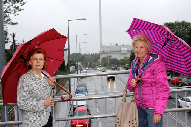 Carola Röhrich und Lore Kummer von der Bürgerinitiative  vor der MVA Flötzersteig: Hier krankt´s an der rechtzeitgen Information der Bevölkerung