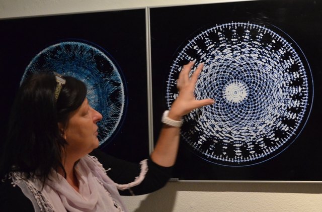 Wasser-Klang-Bilder von Alexander Lautenwasser erklärt Waltraud Zojer im Haus des Staunens