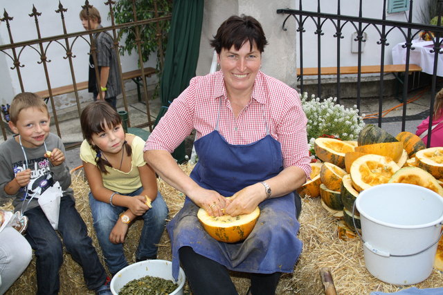 Beim Dorffest in Gratkorn leben alte Traditionen auf, wie Regina Ebner beim Kürbisputzen zeigt.