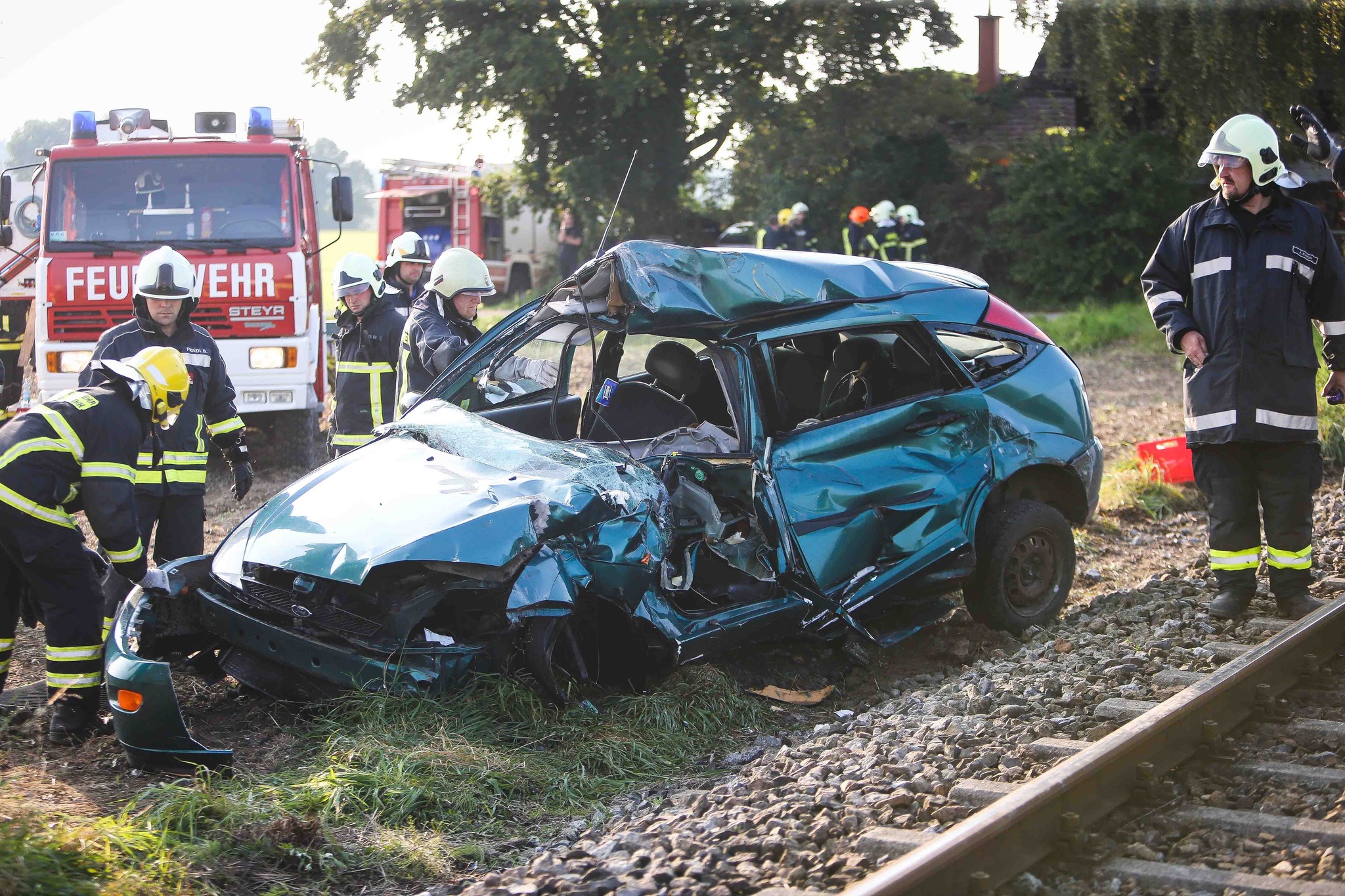 Auto gegen Zug. Ein Toter Braunau