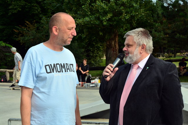 Bezirksvorsteher Karlheinz Hora im Gespräch mit Skater-Guru Christian Reiter.