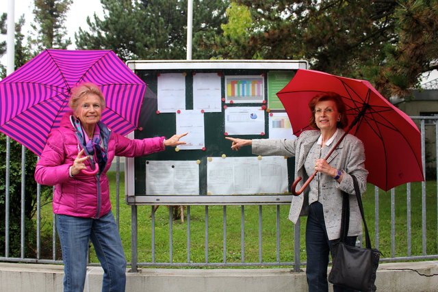 Lore Kummer und Carola Röhrich vor der einzigen Anschlagtafel direkt an der MVA Flötzersteig. Die Dtaen sind vom letzten Monat.