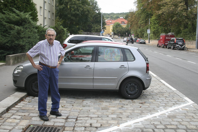 Anrainer und Architekt Gerhard Rössler sieht in den neuen Schrägparkplätzen ein Problem. | Foto: A. Burghardt