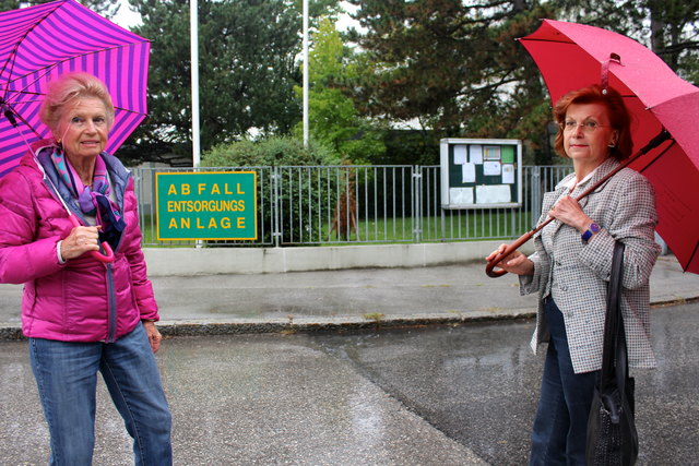 Lore Kummer und Carola Röhrich vor der einzigen Anschlagtafel direkt an der MVA Flötzersteig. Die Dtaen sind vom letzten Monat.