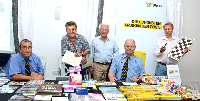 Großtauschtag des Briefmarkensammlervereins Korneuburg. Am Foto von links: Roland Budschedl (Post AG), Erhard Wiedl (Obmann des Briefmarkensammlervereins Korneuburg), Gerald Korostensky (Kassier des Briefmarkensammlervereins Korneuburg), Martin Luksch (Post AG) und Kurt Broneder (Obmann des Schachvereins Korneuburg)