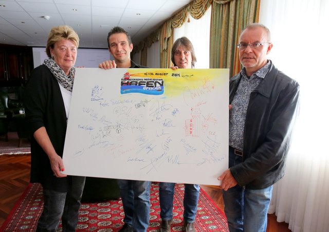 Sascha Penz (2.v.r.) und Michael Klammer überreichten die Autogramm-Tafel an Bezirksvorseherin Renate Angerer und SP-Nationalrat Harald Troch (r.). | Foto: H. Hochmuth