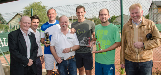 Siegerehrung der Korneuburger Tennisstadtmeisterschaft 2014 - Bewerb Herren B: von links Dr. Peter Thirring, Christian Gepp, Franz Muhm (3. Platz), Manfred Buzin, Andreas Bucksch (1. Platz), Christian Minnich (2. Platz) und Marius Garo (3. Platz)