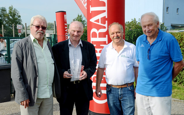 Siegerehrung der Korneuburger Tennisstadtmeisterschaft 2014 - von links Anton Sterl (ATUS Korneuburg), Dr. Peter Thirring (Generali-Vorstandsvorsitzender und Sponsor), Manfred Buzin (Union Tennisclub schwarz-grün-gold) und Johann Neiss (ASC Marathon Sparkasse Korneuburg)