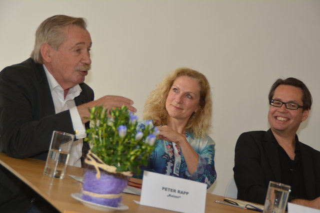 Regisseurin Isabella Gregor und Intendant Michael Garschall lauschen dem "Rössl-Kaiser" Peter Rapp.