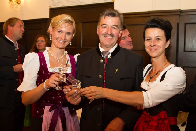 Anna-Maria Liedschreiber, Franz Hörtnagl und Claudia Holzner stießen auf ihre Auszeichnung zum „Edelbrandsommelier“ an. | Foto: LK Tirol/ Hörtnagl