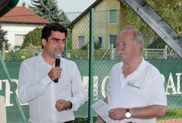 Siegerehrung der Korneuburger Tennisstadtmeisterschaft 2014 - von links Bürgermeister Christian Gepp und Manfred Buzin (Obmann Union Tennisclub schwarz-grün-gold)