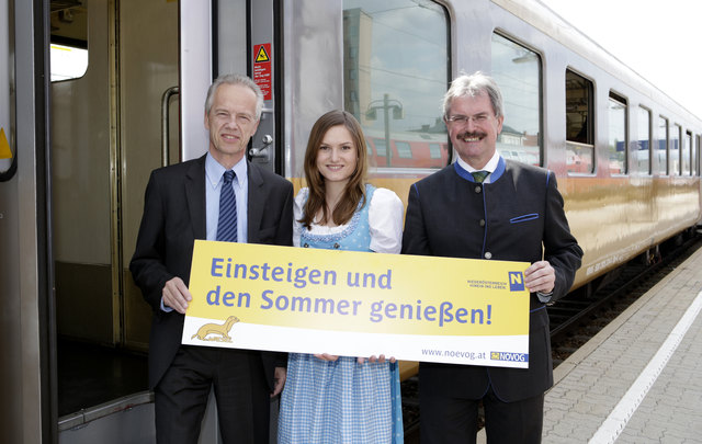 NÖVOG Geschäftsführer Gerhard Stindl und Verkehrslandesrat Karl Wilfing unterwegs mit der Wachaubahn. Im Bild mit Sandra Mayerhofer. (© NÖVOG / Luger)
