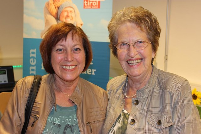 Ruth Schaber (Obfrau Mensana Hall) und Agnes Dworak (Gründungsmitglied Mensana Hall - auf ihrer Grundidee basiert das Projekt Computeria Tirol) v.l. statteten den Mötzern einen Besuch ab