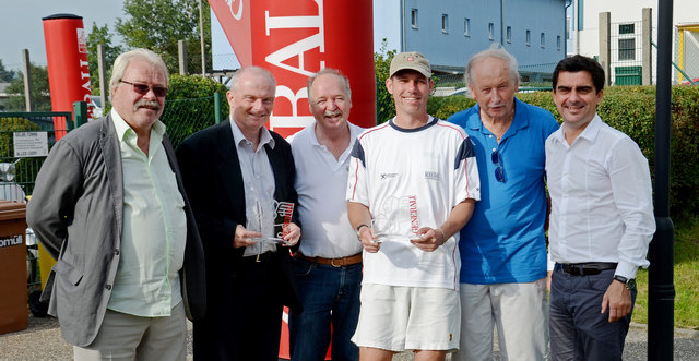 Siegerehrung der Korneuburger Tennisstadtmeisterschaft 2014 - von links Anton Sterl (ATUS Korneuburg), Dr. Peter Thirring (Generali-Vorstandsvorsitzender und Sponsor), Manfred Buzin (Union Tennisclub schwarz-grün-gold), Thomas Fritthum (1. Platz im Bewerb Herren A),, Johann Neiss (ASC Marathon Sparkasse Korneuburg) und Bürgermeister Christian Gepp