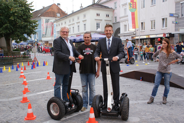 Vizebürgermeister Ernst Reiter und Bürgermeister Albert Ortig probierten die Segways bei der letzten Shopping Night aus. | Foto: Stadtgemeinde Ried