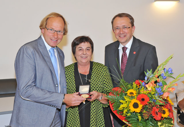 Maria Imlinger wurde im Rathaus von Lions-Club Past-Präsident Stephan Rendl und Bürgermeister Matthias Stadler für ihr soziales Engagement der Anton-Kalcher Preis überreicht.