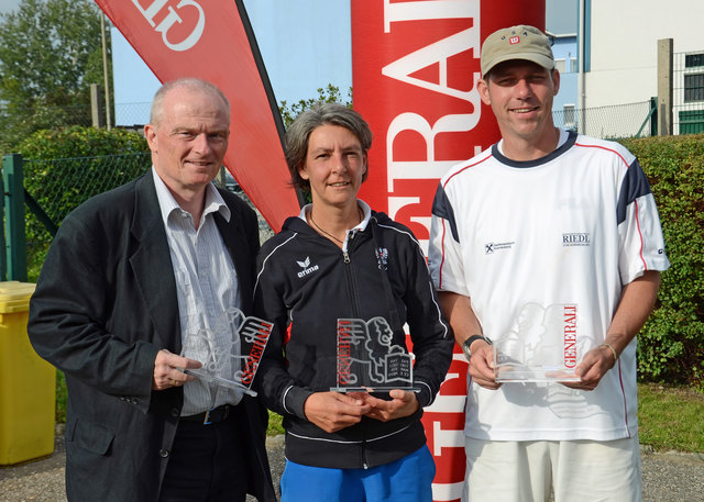 Siegerehrung der Korneuburger Tennisstadtmeisterschaft 2014 -  von links Dr. Peter Thirring (Generali-Vorstandsvorsitzender und Sponsor), Birgit Kaiser (Siegerin im Bewerb Damen A) und Thomas Fritthum (Sieger im Bewerb Herren A),