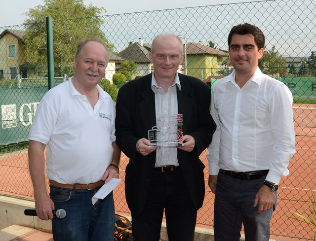 Siegerehrung der Korneuburger Tennisstadtmeisterschaft 2014 - von links Manfred Buzin, Dr. Peter Thierring (Generali-Vorstandsvorsitzender, Sponsor und Sieger im Bewerb 55+ A) und Christian Gepp