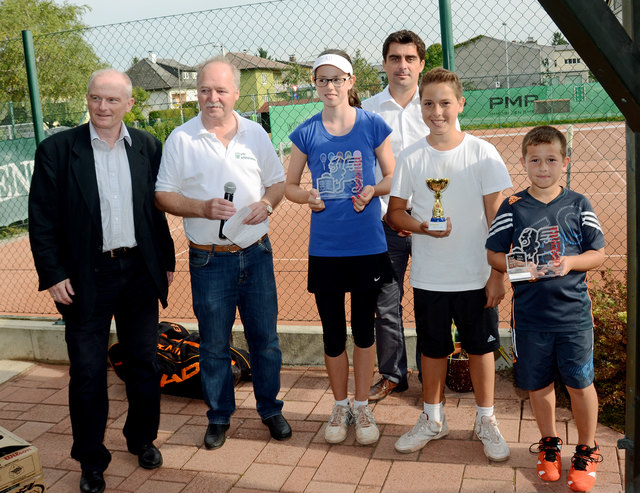 Siegerehrung der Korneuburger Tennisstadtmeisterschaft 2014 - Jugendbewerb: von links Dr. Peter Thirring, Manfred Buzin, Elena Limbeck (1. Platz), Christian Gepp, Moritz Göschl (3. Platz) und Philipp Jerkovic (2. Platz)