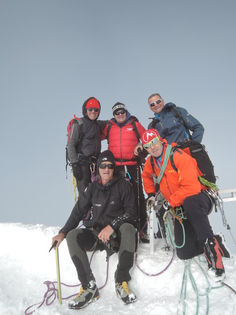 Gipfelsieg am Ortler: (v.li.) Peter Habeler, Robert Renzler, LH Günther Platter, Andreas Ermacora mit Bergführer Hubert Eisendle. | Foto: Privat