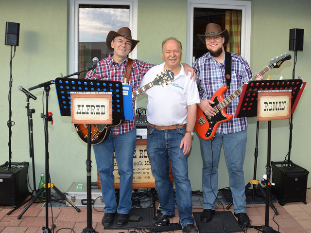 Siegerehrung der Korneuburger Tennisstadtmeisterschaft 2014 - Country Duo ALFRED und ROMAN (von links Alfred Pertl, Manfred Buzin und Roman Pertl)
