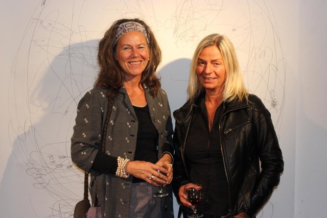 Die Künstlerin Daniela Maria Span und Brigitte Fischler aus Innsbruck, v.l. amüsieren sich bestens