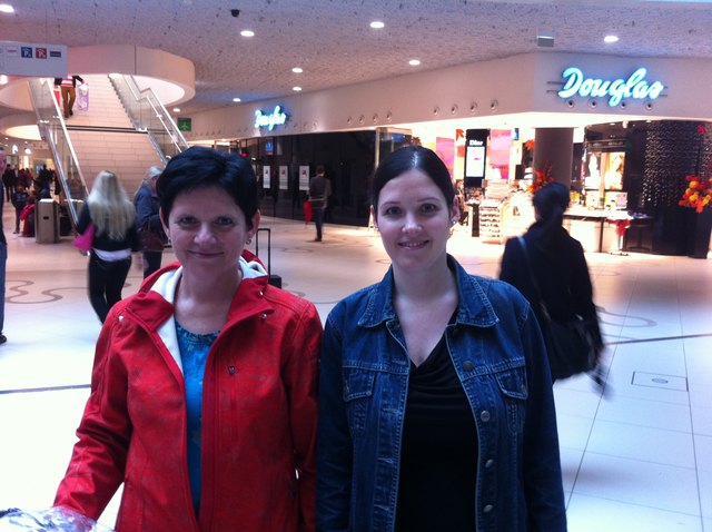 Für die Markthalle sind auch Anita und Claudia: "Das würde wesentlich mehr Abwechslung in das Shopping-Center bringen." | Foto: Bajer